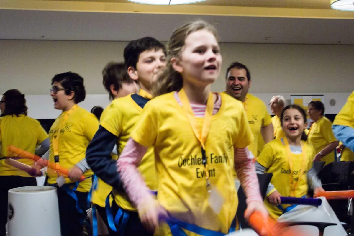 Beim Trommel-Workshop der Cochlear Family am diesjährigen Welttag des Hörens (Foto: Cochlear Ltd.)