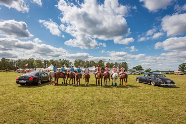 Bild: inMedias Kommunikation gewinnt Saisoneröffnung im PoloPark Berlin: 4.000 Euro Spende für die Ukrainehilfe