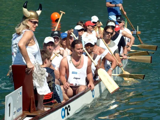 Bild: Stars & Sternchen paddelten auf dem kristallklaren See \'ONE Drachenboot Cup\' in der Europa-Sportregion / Harter Kampf um den Titel