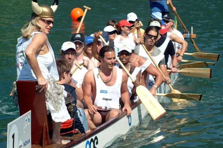 Stars & Sternchen paddelten auf dem kristallklaren See \'ONE Drachenboot Cup\' in der Europa-Sportregion / Harter Kampf um den Titel Bild: Stars & Sternchen paddelten auf dem kristallklaren See \'ONE Drachenboot Cup\' in der Europa-Sportregion / Harter Kampf um den Titel