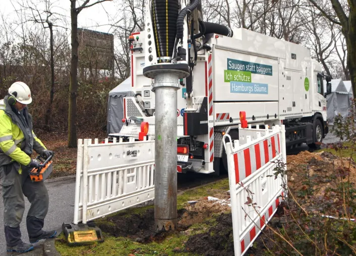 Baumschutz bei Arbeiten an Rohrleitungen: Gasnetz Hamburg nimmt Saugbagger Dino in Betrieb Bild: Baumschutz bei Arbeiten an Rohrleitungen: Gasnetz Hamburg nimmt Saugbagger Dino in Betrieb