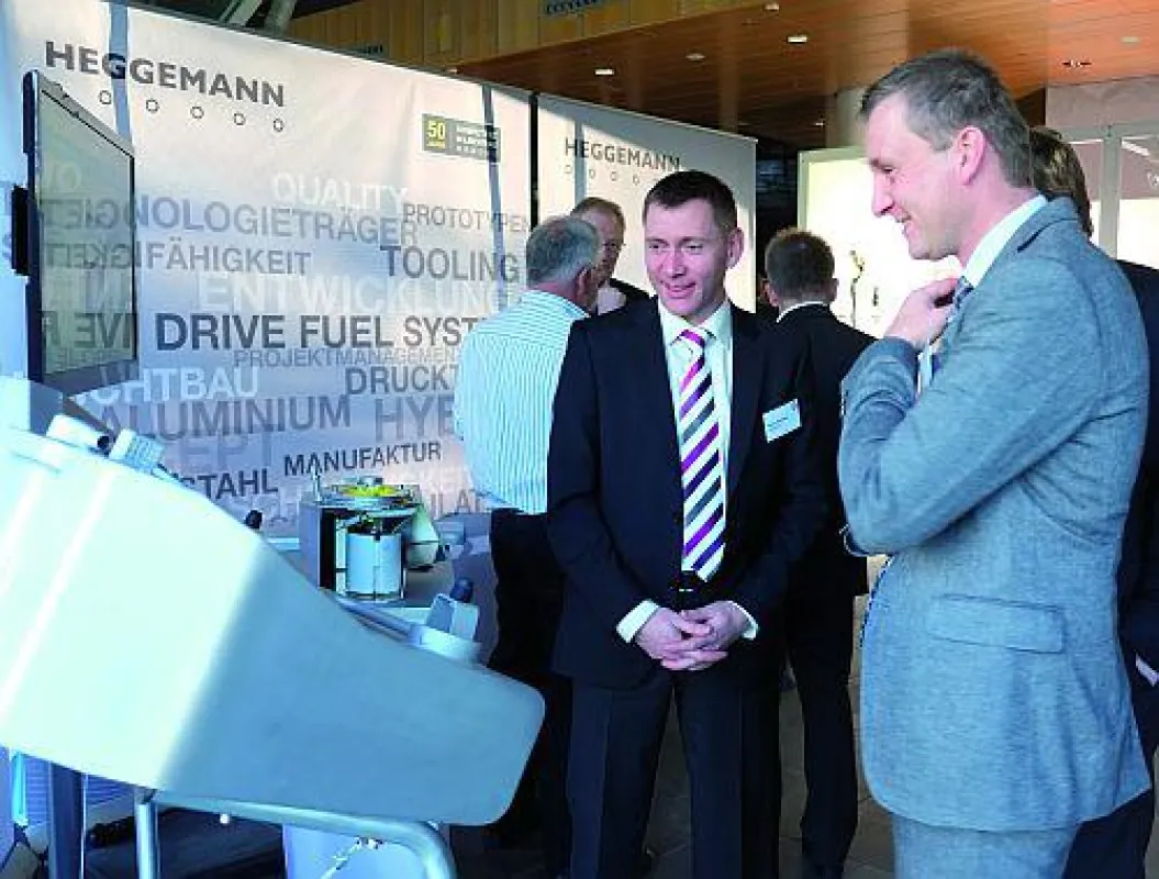HEGGEMANN-Salesmanager Daniel Arlt (rechts) stellt die Vorteile eines Prototypentanks vor.