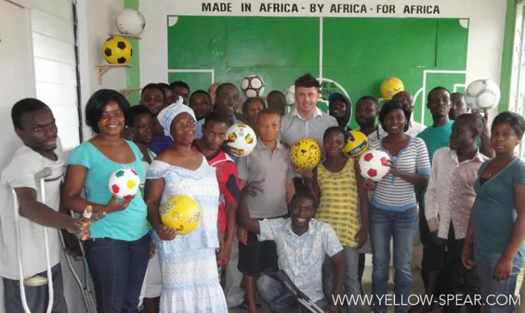 Bild: Fairplay im Fußball beginnt vor dem Anstoß. MOVIGO Sport spielt Doppelpass mit Ghana.