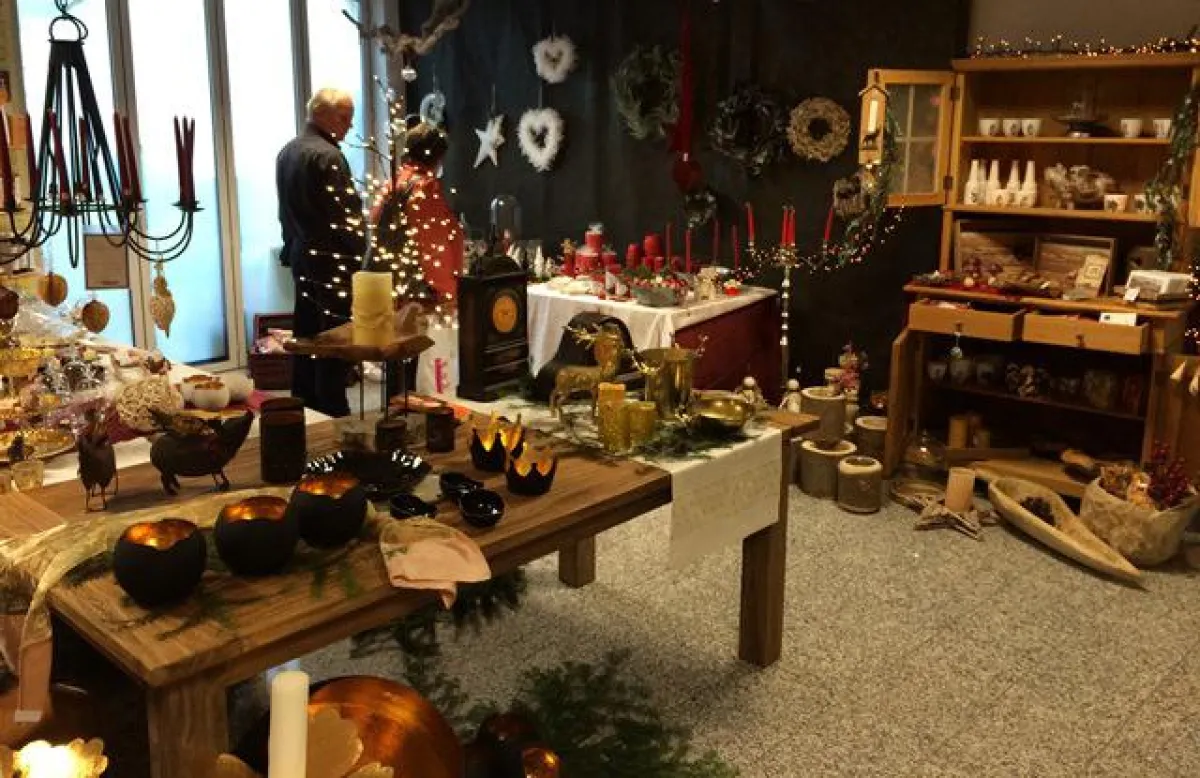 Zahlreiche Geschenk-Ideen in der umgestalteten Geschenke-Boutique im Wohnforum