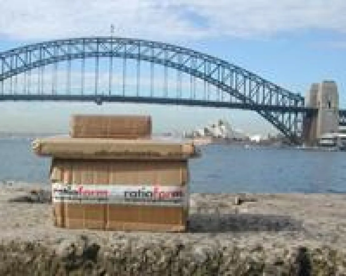 Drei Pakete auf Weltreise (hier in Sydney).