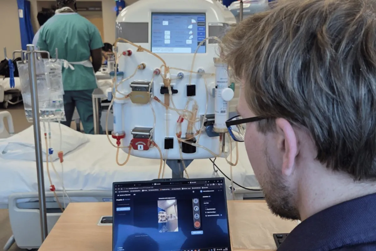 Wissenstransfer im klinischen Gerätesupport: Alexander Sach unterstützt Fachpersonal per tele-LOOK (© Ayus Medical Devices AG / tele-LOOK (honorarfrei zur redaktionellen Berichterstattung))