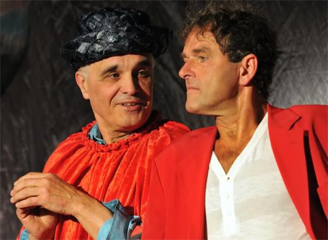 Marthe (Heinz Koch) und Mephisto (Richard Aigner) beim Spaziergang im Garten