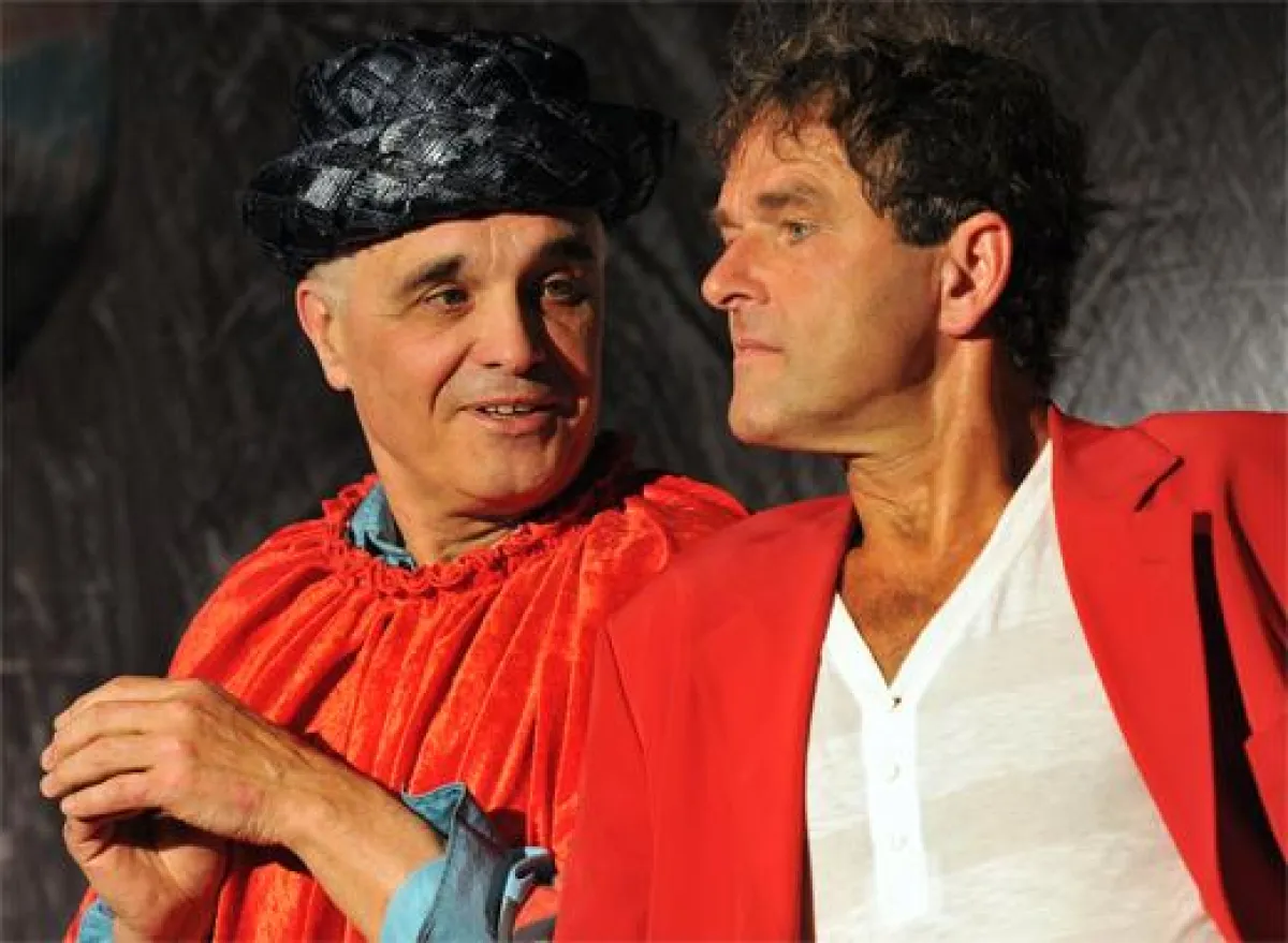 Marthe (Heinz Koch) und Mephisto (Richard Aigner) beim Spaziergang im Garten