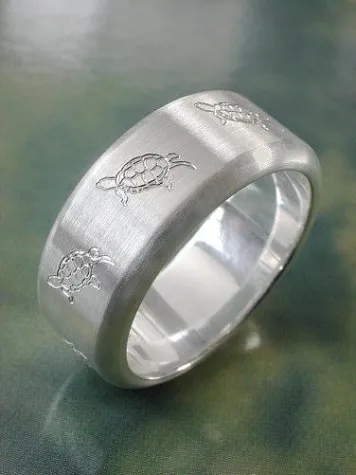 Bild: Silberne Eye-Catcher mit Tier-Symbolik am Finger