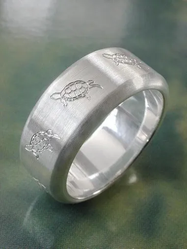 Bild: Silberne Eye-Catcher mit Tier-Symbolik am Finger