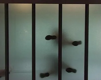 Bild: Galerie- und Kunstassistenten von FORUM Berufsbildung laden zur Ausstellungseröffnung "glas klar milchig"
