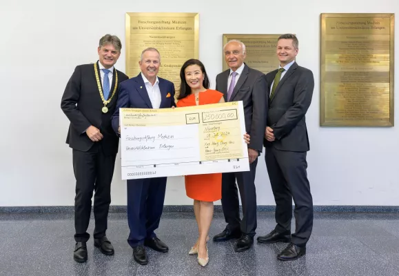 Hans-Georg Geis und Xue Hong Dong-Geis gründen Stiftung: 250.000 Euro für Forschung am Uniklinikum Erlangen Bild: Hans-Georg Geis und Xue Hong Dong-Geis gründen Stiftung: 250.000 Euro für Forschung am Uniklinikum Erlangen