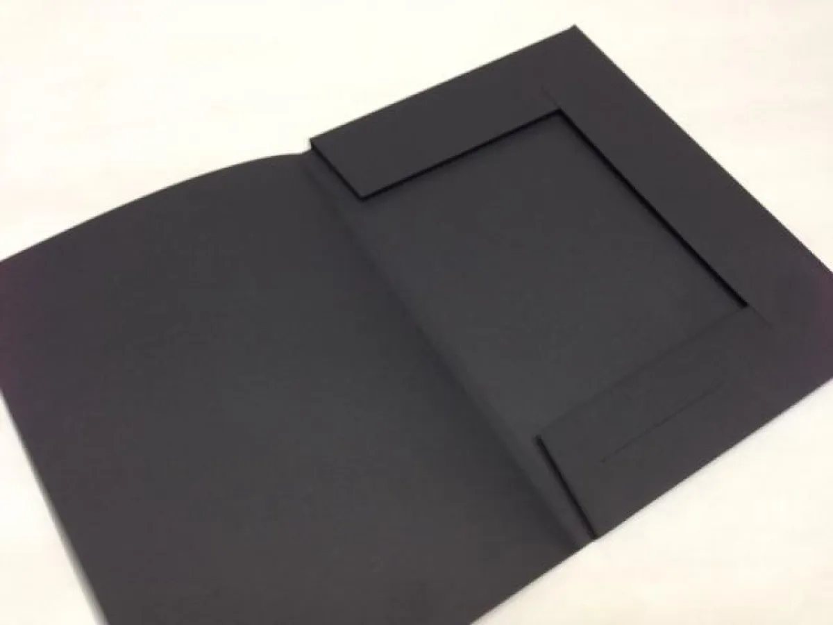 Mappe SMART aus schwarzen Karton,