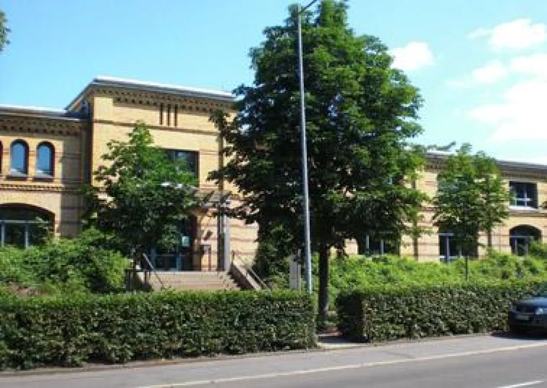 Das 1890 als Kutschenremise und Pferdestall errichtete und 1997 denkmalgerecht sanierte Bürogebäude „Carl-Miller-Str. 6