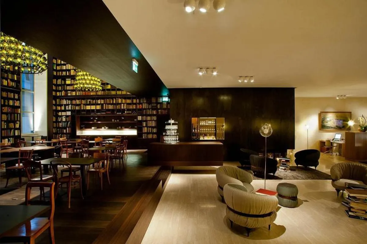 Holz in besonderen Farben zieht sich wie ein roter Faden durch das gesamte Hotel