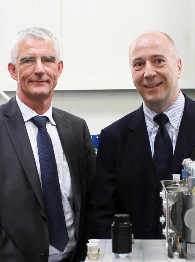 links: Henning Willig, Geschäftsführer Maximator GmbH; rechts: Jon Butler, Geschäftsführer Cinpres Gas Injection Ltd.