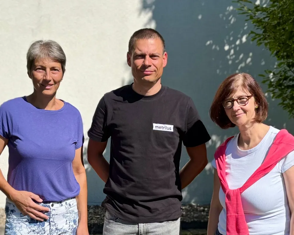 Holger Kundisch (Mitte) wurde von Esther Schuck (links) und Dr. Carola Troll (rechts) ausgezeichnet. (© metrilus GmbH)