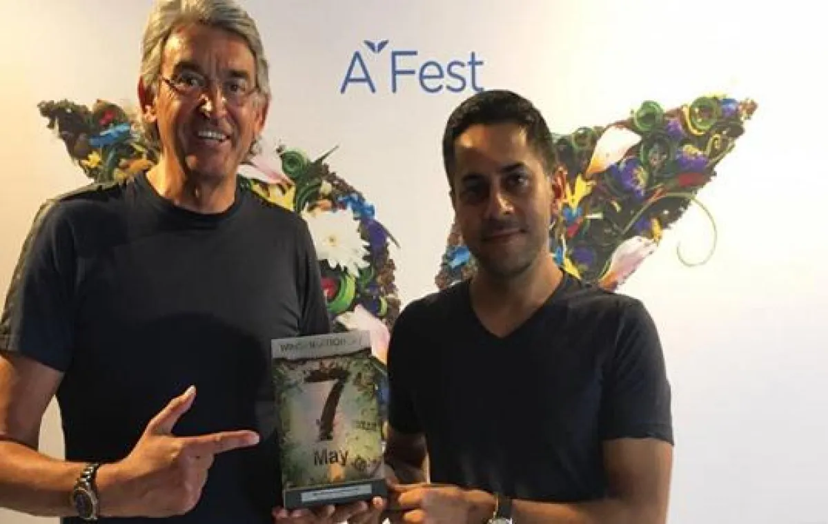Awardübergabe an Vishen Lakhiani durch Wolfgang Sonnenburg