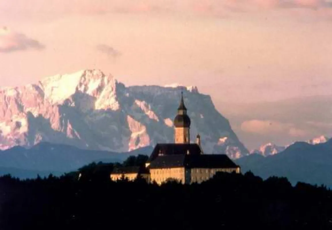 Kloster Andechs - der Heilige Berg Bayerns vor dem Zugspitzmassiv