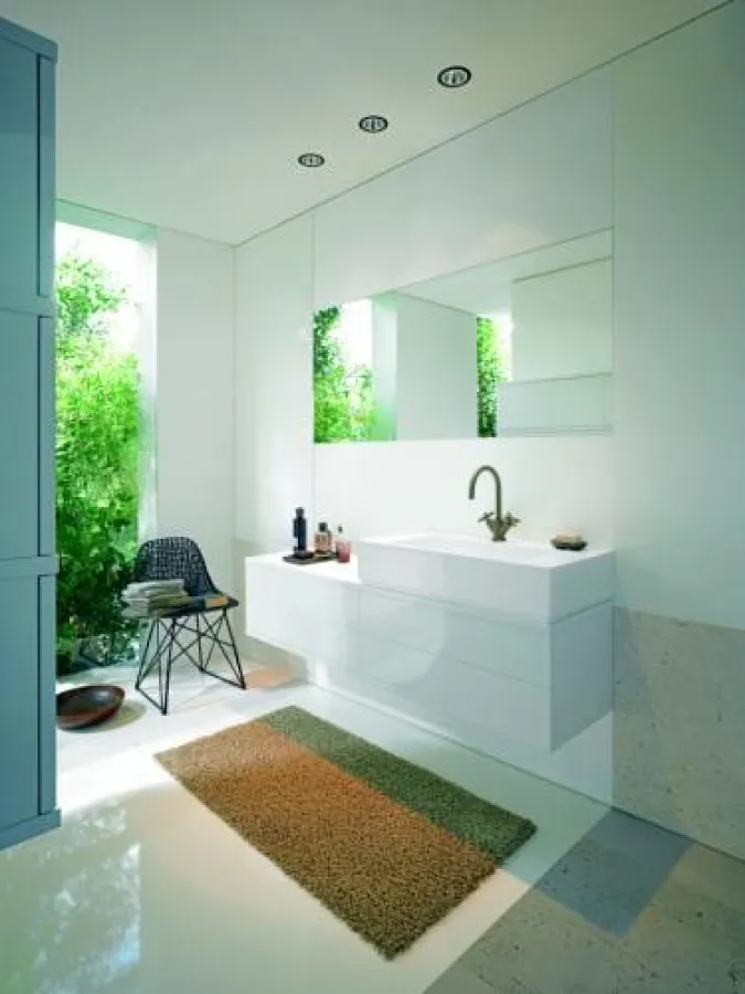 Die sachliche, horizontale Linienführung der Badmöbelserie Crono verhilft kleinen Räumen zu mehr Tiefe. Bild: tdx/burgbad