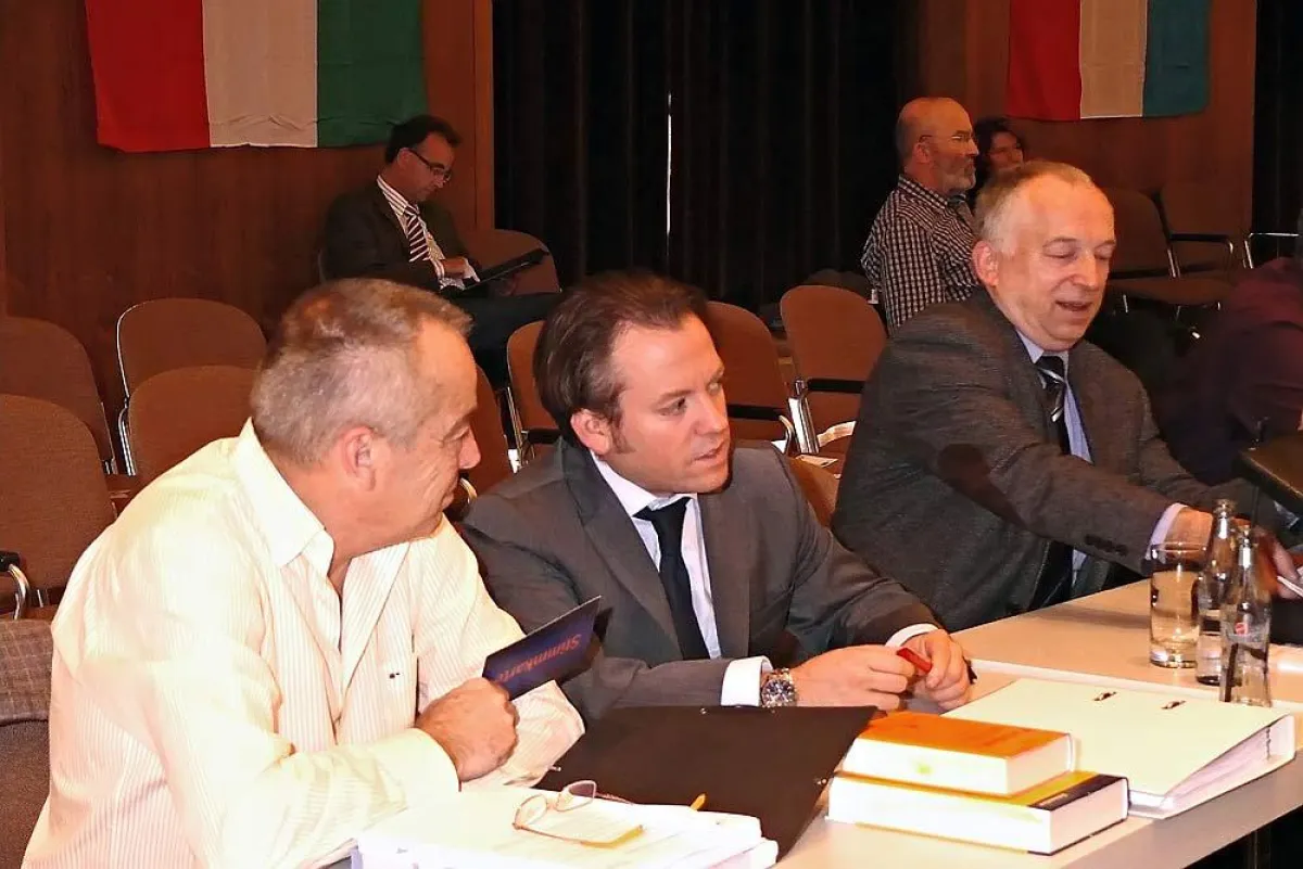 V.l. Beisitzer H. U. Kannapin, Schiedsgerichtsvors. S. Wefelscheid, Protokollführer B. Wefelscheid