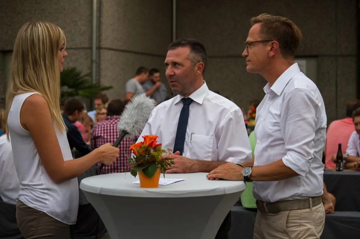 OB Jörg Albrecht (Mitte) freut sich über die Standort-Erweiterung in Sinsheim