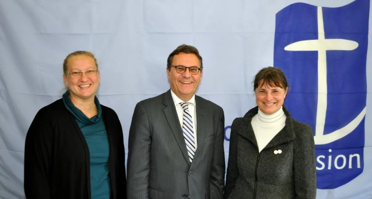 Pastorin Heike Proske (Generalsekretärin), Staatssekretär Hans-Joachim Otto, Dr. Margrit Wetzel (Vizepräsidentin) (v.l.) Foto:Klee