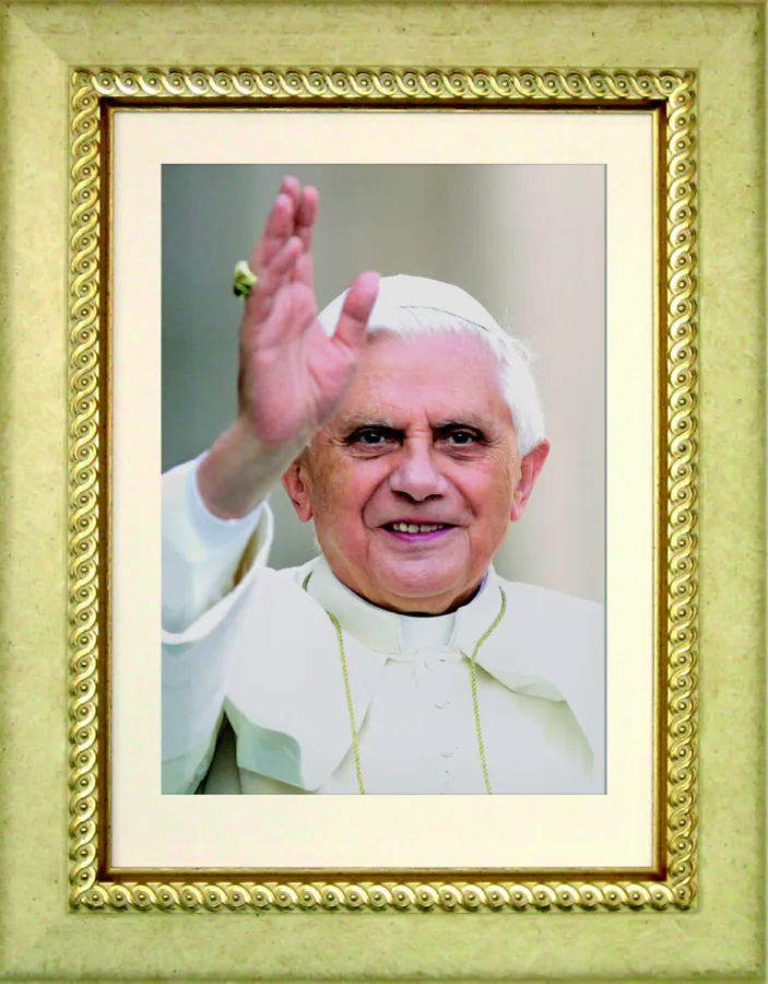 Papst Benedikt erteilt den Segen bei einer Generalaudienz