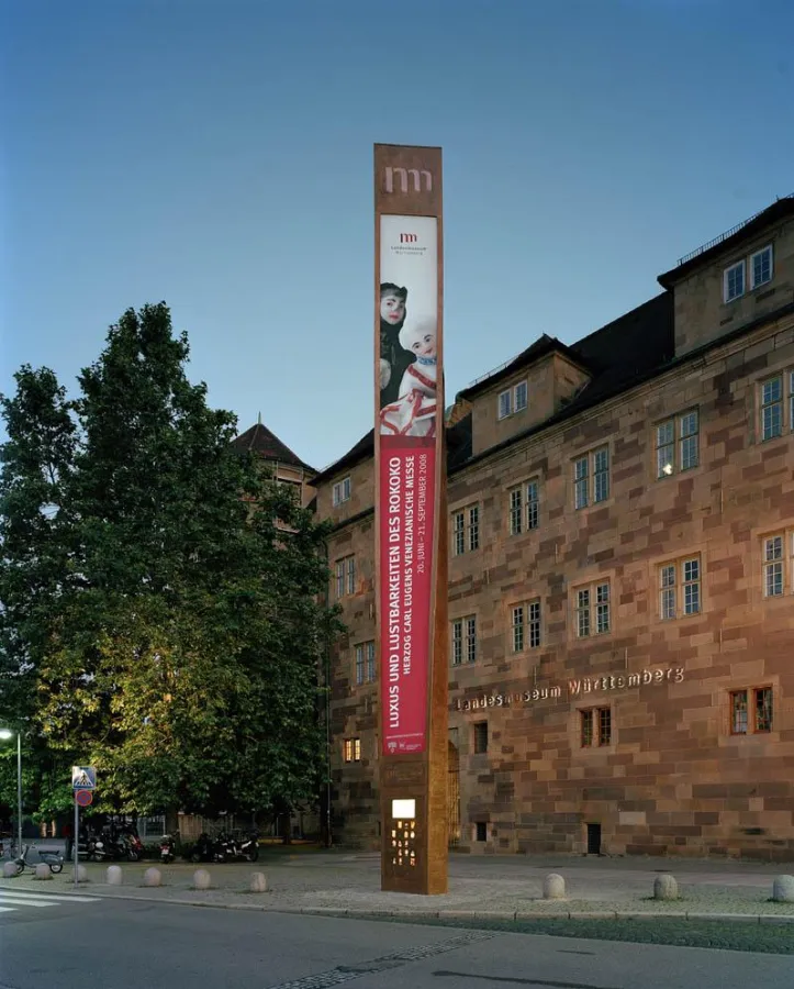 Außenwerbeanlage des Württembergischen Landesmuseums in Stuttgart ist ein Blickfang: An der 17 Meter hohen Stele sind zwei weithin sichtbare hinterleuchtete Inkjetdruckmedien von Neschen befestigt.
