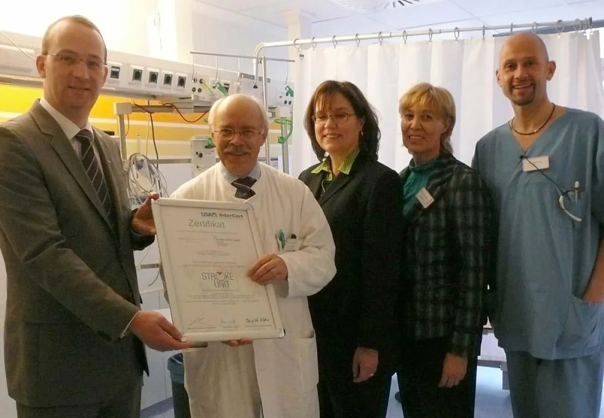 Martin Ossenbrink, LGA Intercert, Dr. Hans-Claus Leopold, Leiter Schlaganfallzentrum Kplus, Ursula Göbel, Einrichtungsleiterin St. Lukas Klinik, Monika Reuß, Qualitätsmanagementbeauftragte im Kplus-Ve