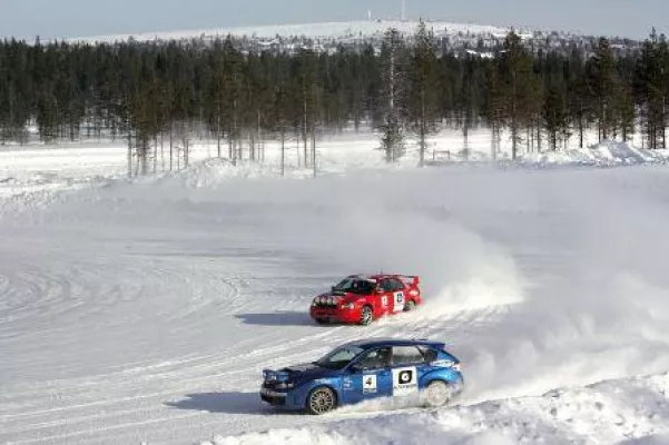Bild: Motoren an auf dem Eis: Rasante Fahrerlebnisse im Winterparadies Finnland