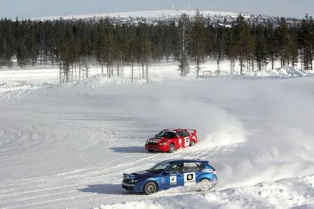 Bild: Motoren an auf dem Eis: Rasante Fahrerlebnisse im Winterparadies Finnland