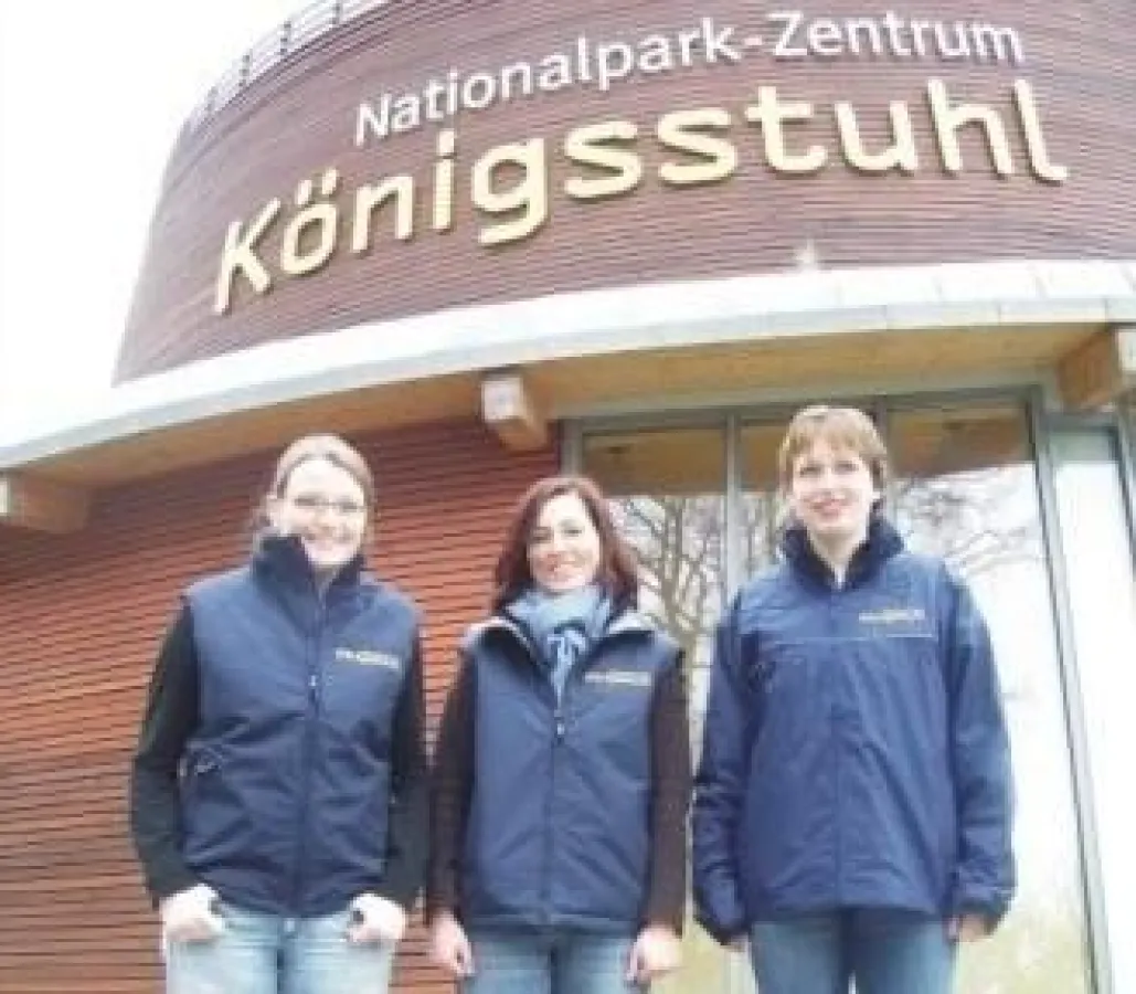 Britta Kemper, Karin Haas und Ellen Reihl vor dem Nationalpark-Zentrum (v.l.n.r.)
