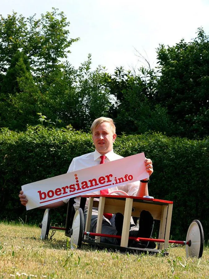 boersianer.info-Chefredakteur Ulrich W. Hanke (38) in der noch nicht ganz fertigen Seifenkiste