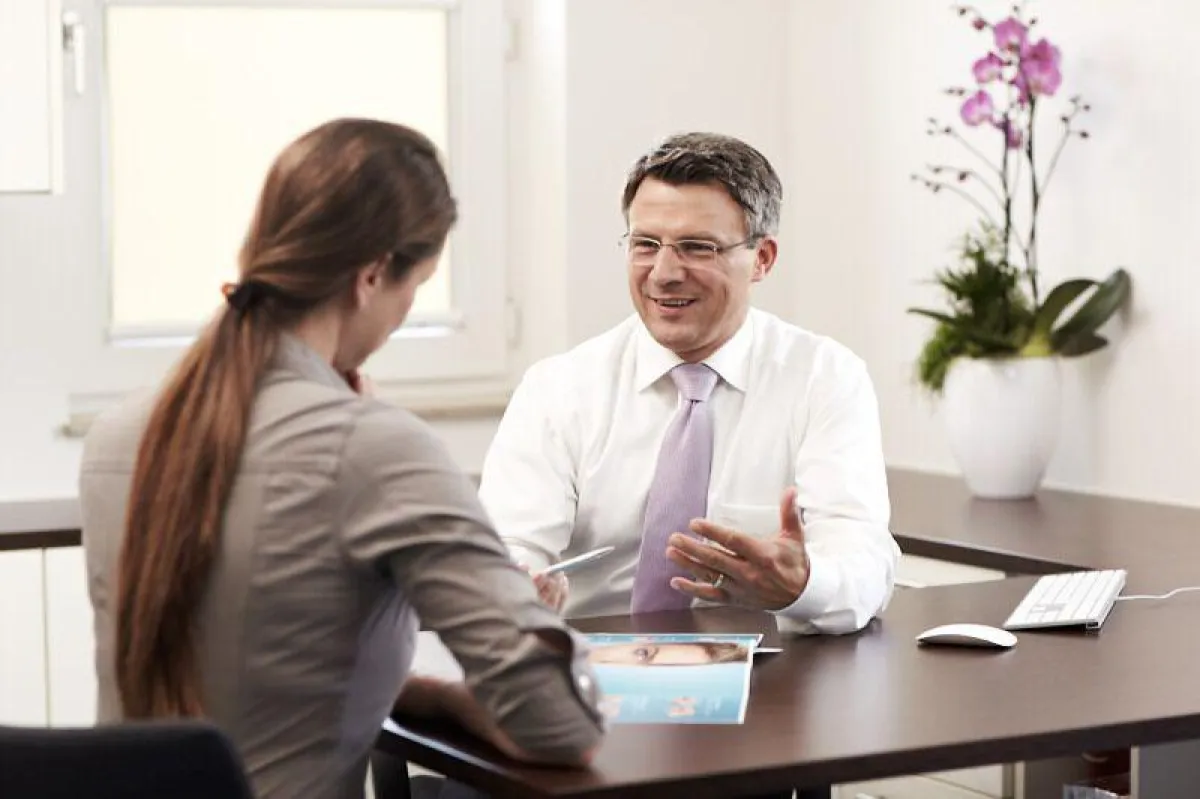 Dr. Stanek im Beratungsgespräch