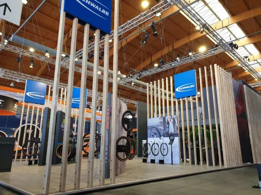 Bild: Messebau: prisma plan baut EUROBIKE-Stand für Schwalbe mit „Rubberwood“ aus nachhaltiger Forstwirtschaft