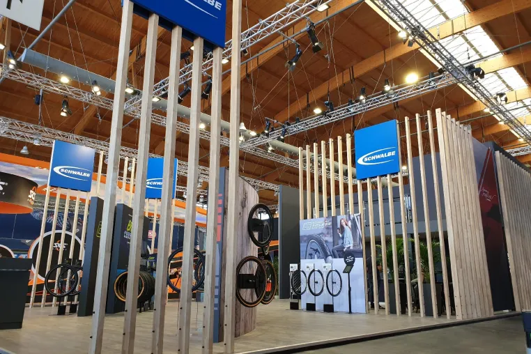 Bild: Messebau: prisma plan baut EUROBIKE-Stand für Schwalbe mit „Rubberwood“ aus nachhaltiger Forstwirtschaft