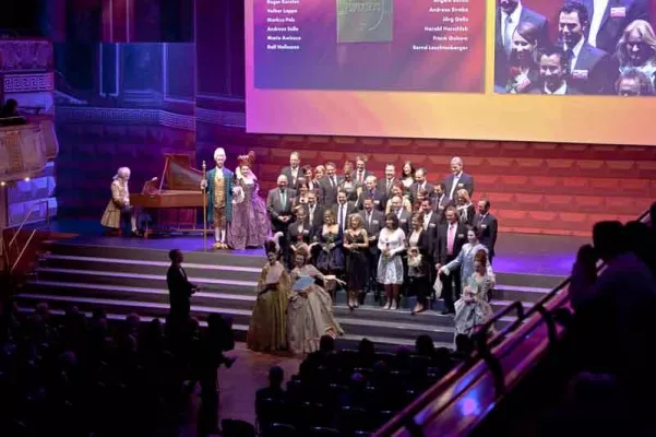 Bild: marbet inszeniert „Feier der Goldenen Ehrennadel 2011“ von Würth