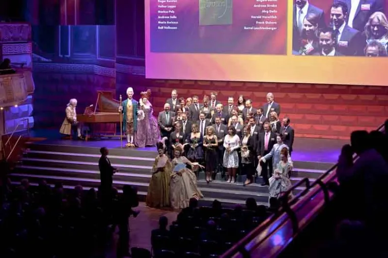 Bild: marbet inszeniert „Feier der Goldenen Ehrennadel 2011“ von Würth