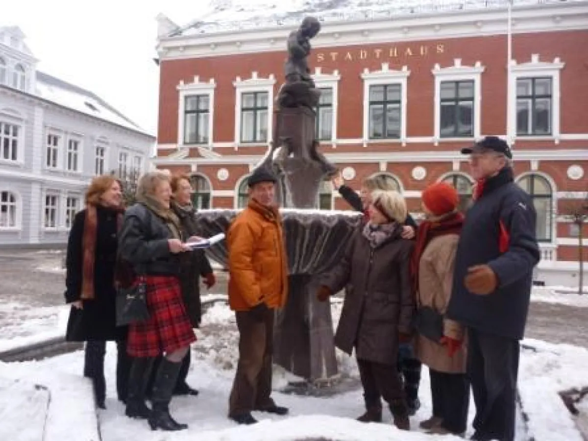 Tiere zählen am Gänselieselbrunnen. Das Bauwerk wurde 1926 von Friedrich Bölck gestiftet.