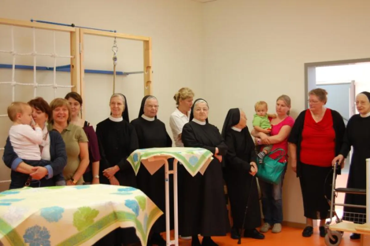 Eltern und Kinder, Erzieherinnen und Ordensschwestern bei der Eröffnungsfeier