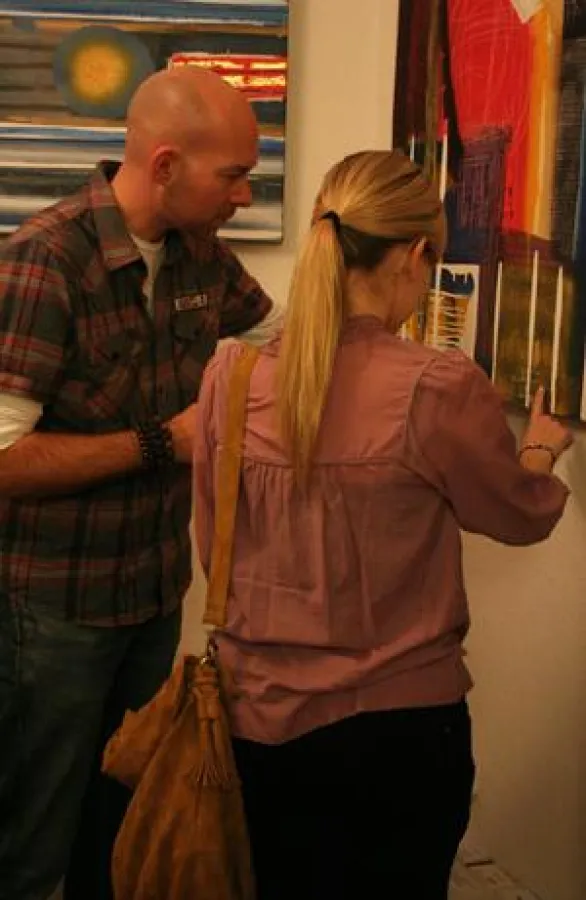 Keith Hall, einer der Künstler, gemeinsam mit einer Ausstellungsbesucherin