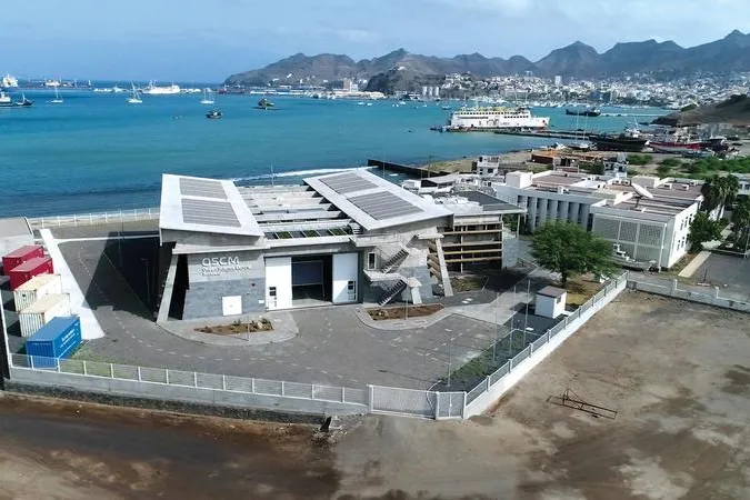 Bild: Ocean Science Centre Mindelo an die Wissenschaft übergeben