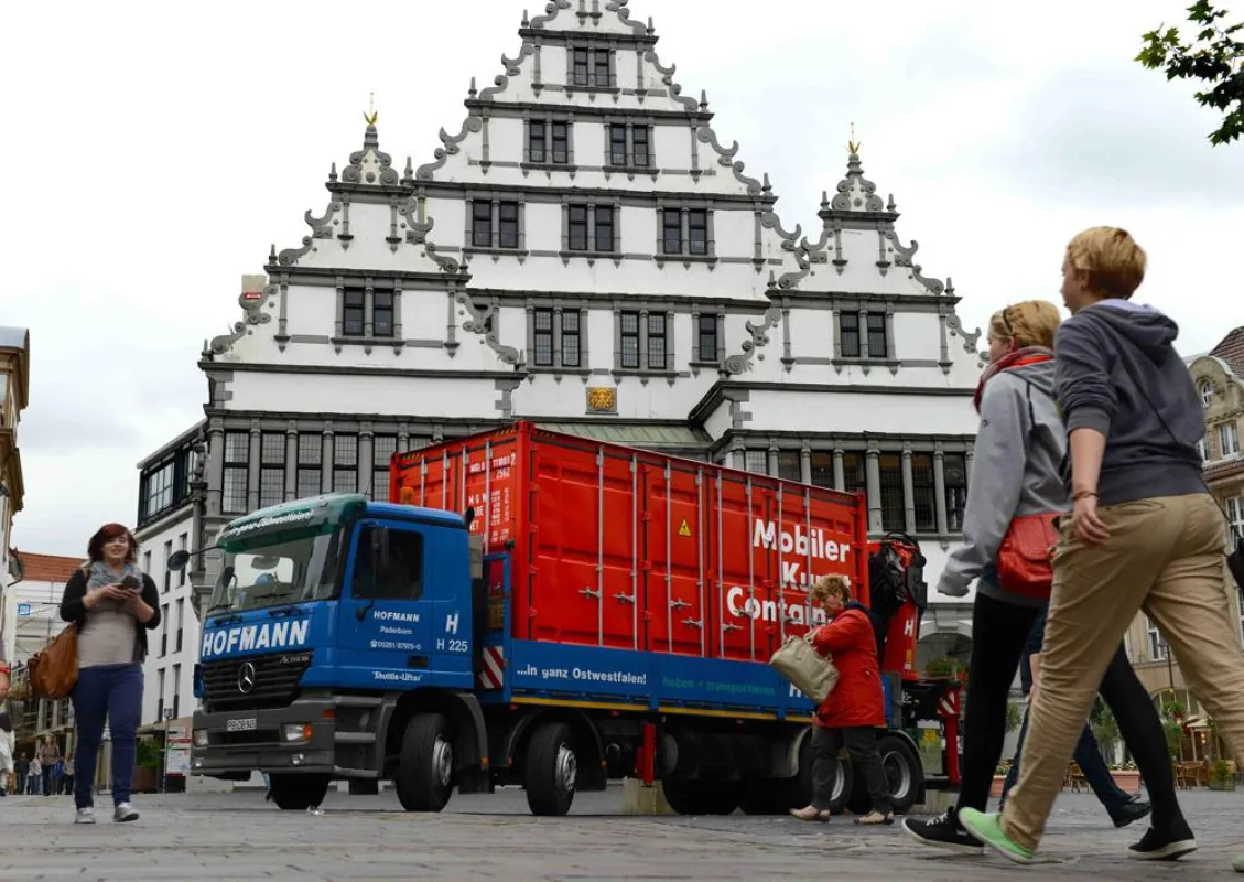 Mobiler Kunst-Container Manfred Webel vor dem Paderborner Rathaus. Foto: Webel
