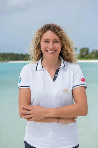 Bild: Mit Meeresbiologin Emeline Bouchet zur Korallenadoption: Niyama schützt die Unterwasserwelt der Malediven