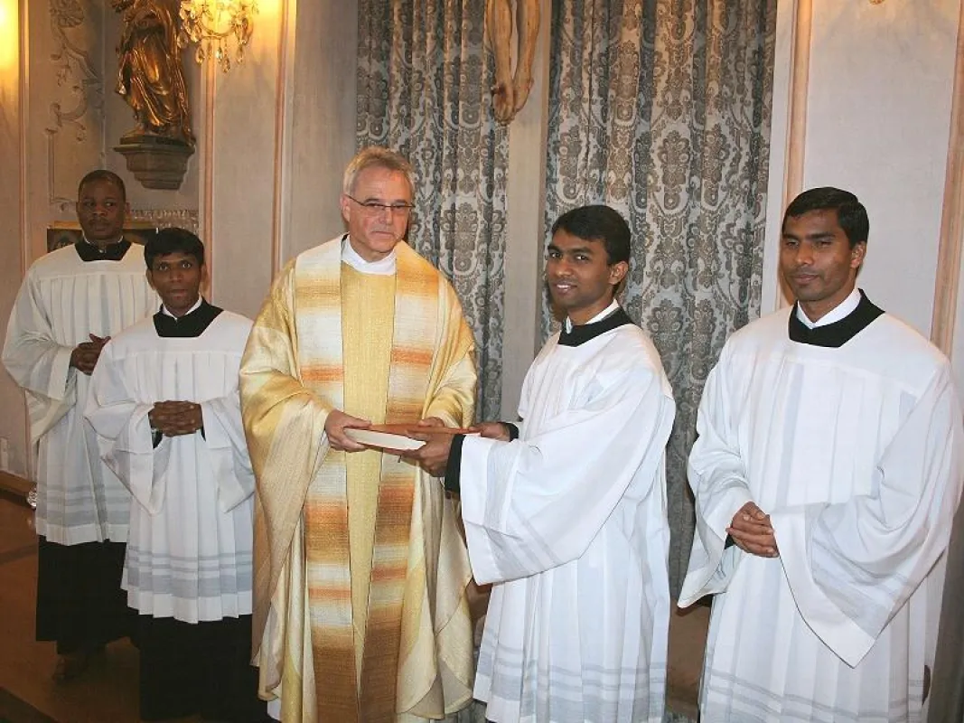V.l.n.r.: Trudon Tshibangu, Sarath Parri, Direktor Pater Claudius Amann, Carlo Gaddam, Ignatius Gari. Foto: Nils Flitter.