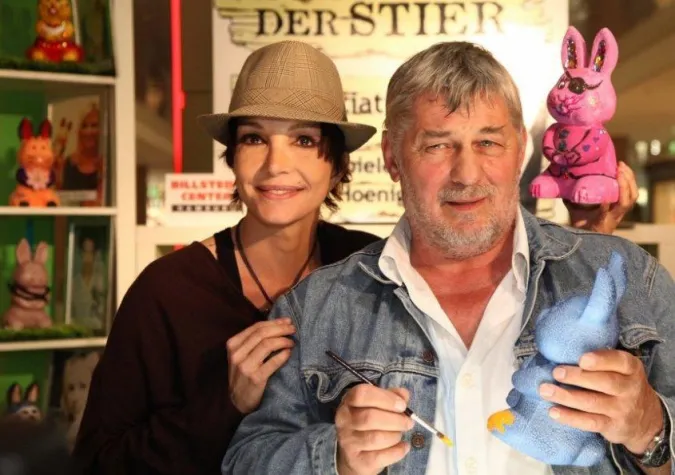 Heinz Hoenig Stiftung: Stars versteigerten Charity-Osterhasen Bild: Heinz Hoenig Stiftung: Stars versteigerten Charity-Osterhasen