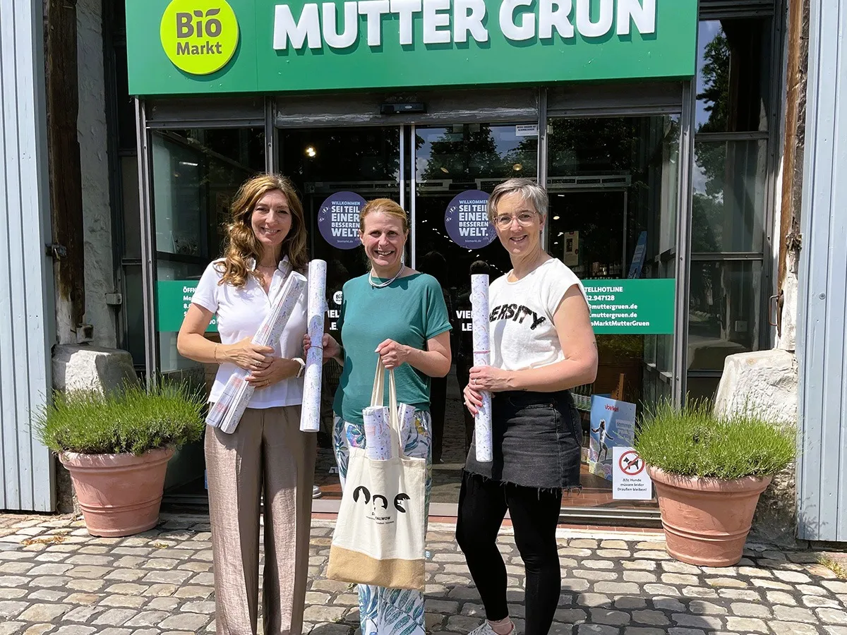 Übergabe von einigen Rollen des Geschenkpapiers (© WMG Wolfsburg)