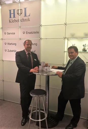 Bild: FachPack 2018: Besucher sehr interessiert am Angebot von H + L Klebetechnik