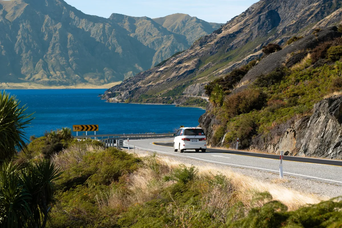 Neuseeland günstiger entdecken: Spaceship-Camper als clevere Alternative (© Spaceships Rentals)